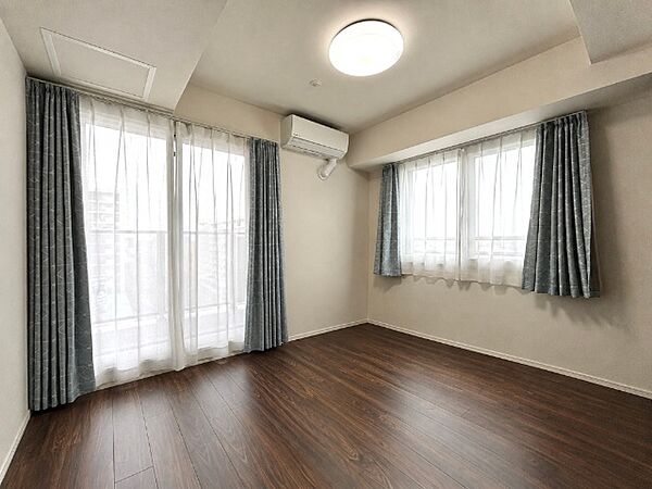 エアコン2台付き！眺望にも優れたお部屋です。