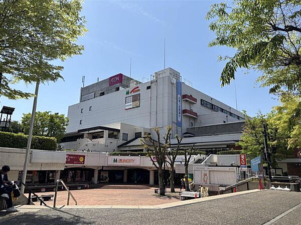 複合モール「越谷サンシティまで569m」