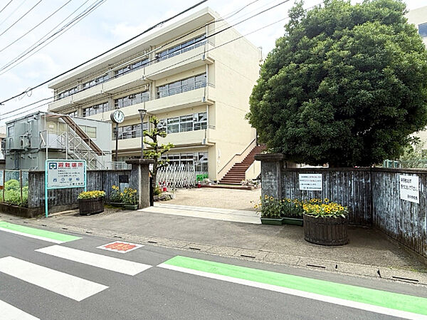 中学校「富士見市立西中学校まで823m」