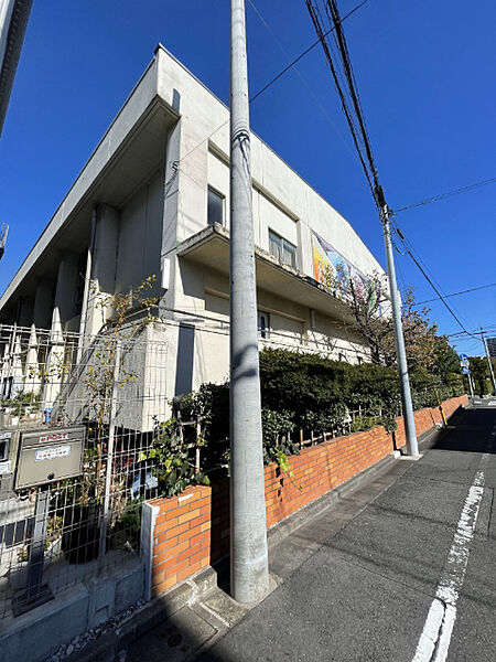 中学校「江戸川区立小岩第一中学校まで608m」
