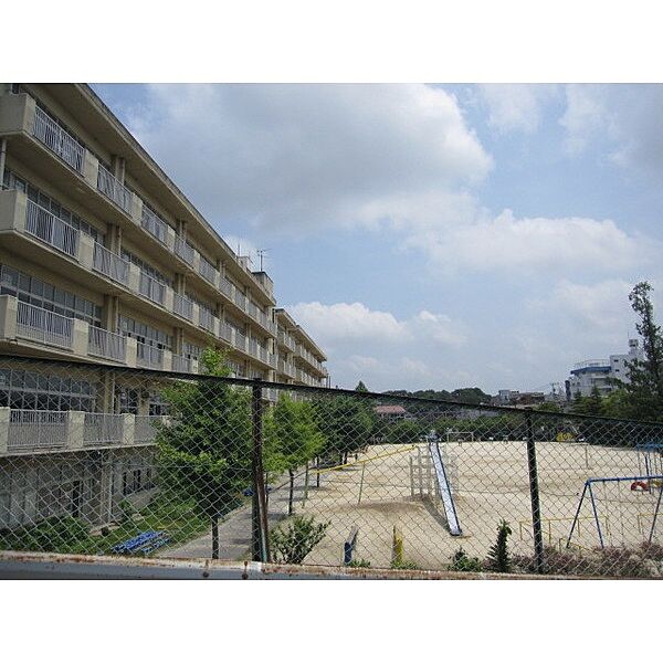 小学校「松戸市立殿平賀小学校まで398m」