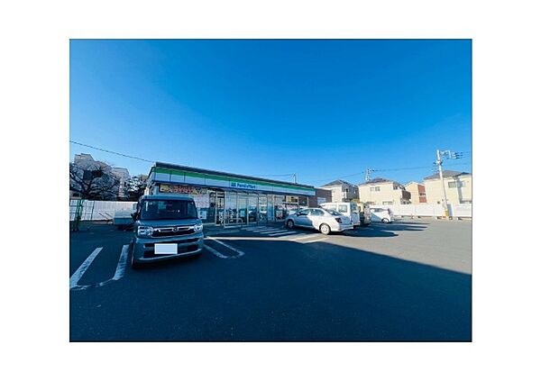 コンビニ「ファミリーマートまで1300m」