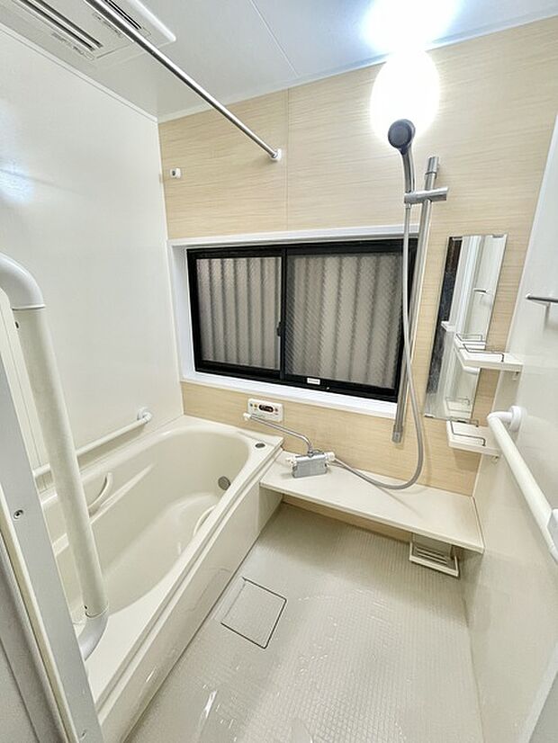 2013年にリフォーム済みのバスルームです。手すりなどが多いためご高齢者様にも安心です。