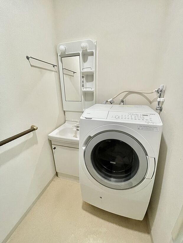 洗濯機置き場はドラム式洗濯機も置くことができ、生活を便利にしてくれます。※写真は売主様の持ち物です。