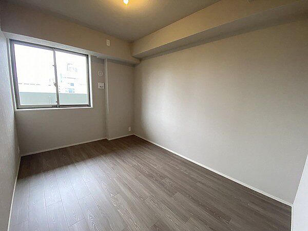 ベランダに面してますので明るいお部屋です。