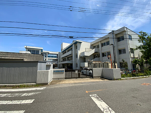 小学校「流山市立八木北小学校まで586m」