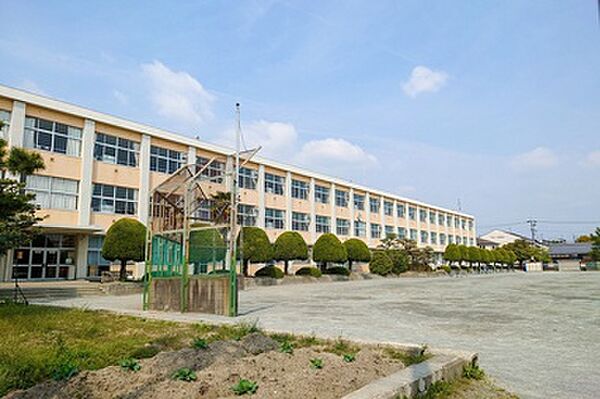 小学校「尾張旭市立本地原小学校まで898m」