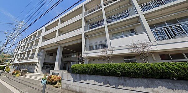 役所「横浜市神奈川区役所まで1258m」