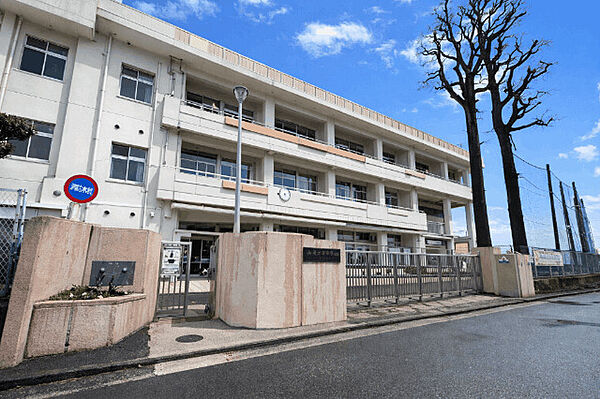 中学校「横浜市立西中学校まで1100m」