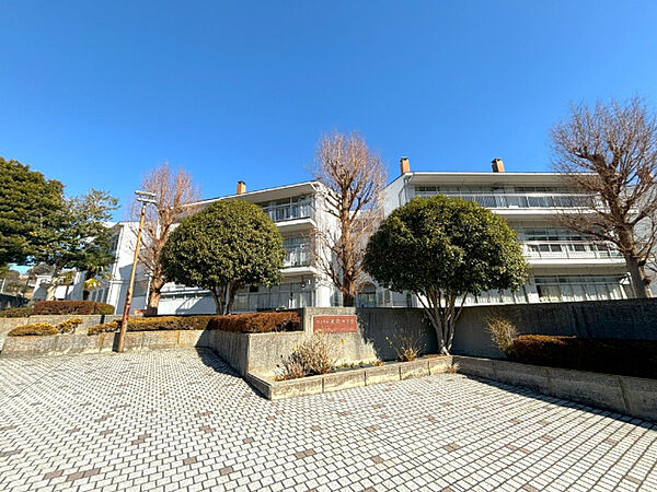 中学校「横浜市立本牧中学校まで1325m」
