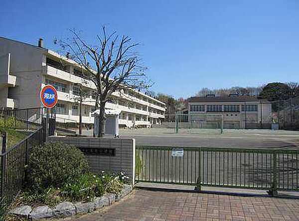 小学校「横浜市立本牧小学校まで878m」