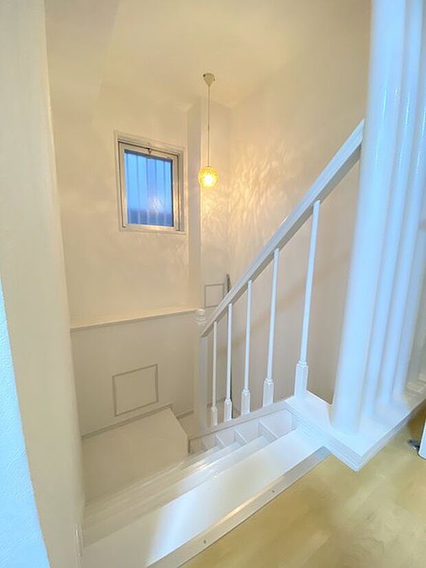 メゾネットタイプにつき室内には階段が。洗練された白いデザイン。