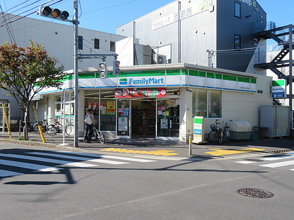 コンビニ「ファミリーマート西葛西小学校前店まで111m」