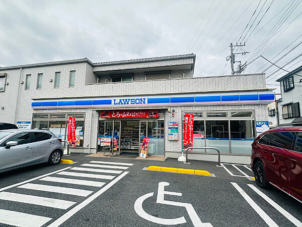 コンビニ「ローソン東小松川四丁目店まで134m」