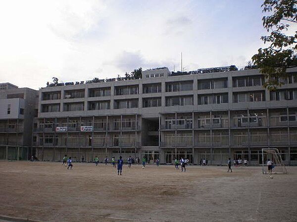 中学校「市川市立第七中学校まで695m」