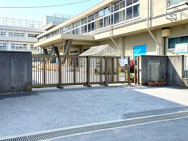 中学校「市川市立第二中学校まで1770m」