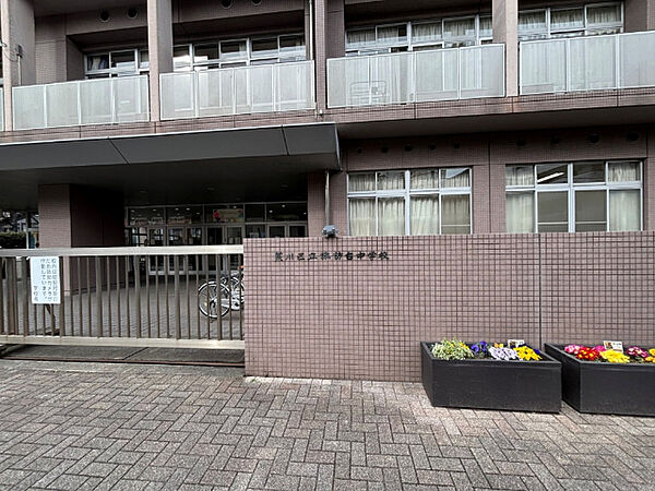 中学校「荒川区立諏訪台中学校まで558m」
