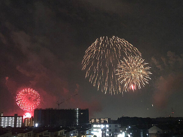 バルコニーから見える花火の写真です。