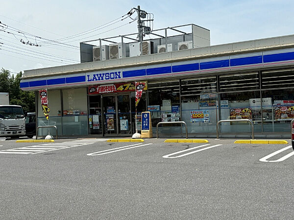 コンビニ「ローソン成田郷部店まで555m」