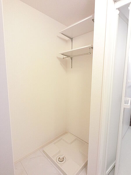 画像6:洗濯機置き場へは、防水パンの設置・上部へは棚ございます♪
