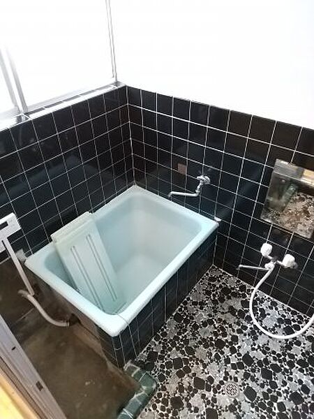 レトロなタイルのお風呂です 給湯器交換済みで追い焚きも可能です