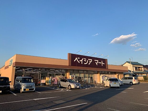 スーパー「ベイシアマート吉見店まで629m」