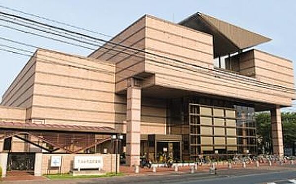 図書館「東松山市立図書館まで700m」