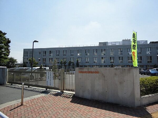 小学校「東松山市立新明小学校まで550m」