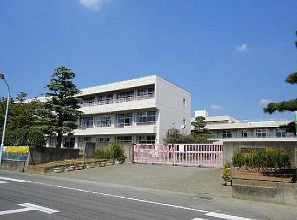中学校「東松山市立東中学校まで880m」