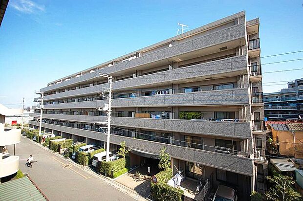 モアステージ武蔵藤沢の外観です。専用の駐車スペースがあります。