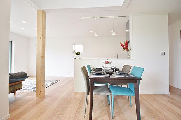 建物は狭山不動産（株）SAN+（サンプラス）高性能ZEH住宅（太陽光設置プラン案）の本体面積28.5〜30坪迄目安、坪単坪単価約61.6万円（税込）で建築可能。