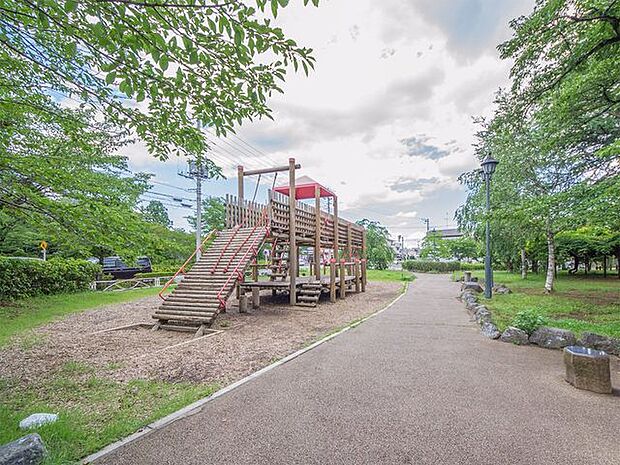 中央公園 徒歩17分。 1300m