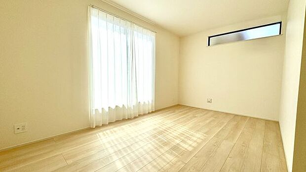 バルコニーに面した明るいお部屋