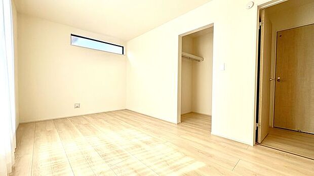 たっぷり収納できるウォークインクローゼット付き