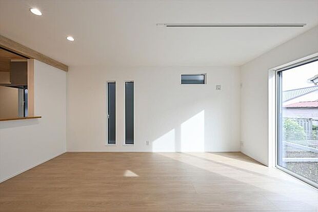 建物は狭山不動産（株）SAN+（サンプラス）高性能ZEH住宅（太陽光設置プラン案）の本体面積28.5〜30坪迄目安、坪単価約61.6万円（税込）で建築可能。