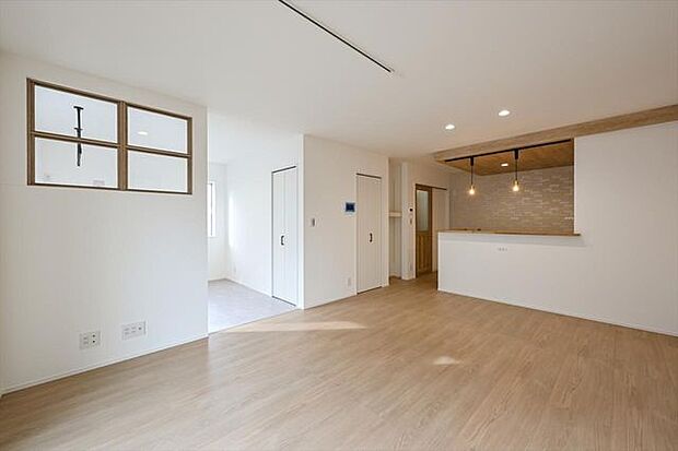 建物は狭山不動産（株）SAN+（サンプラス）高性能ZEH住宅（太陽光設置プラン案）の本体面積28.5〜30坪迄目安、坪単価約61.6万円（税込）で建築可能。