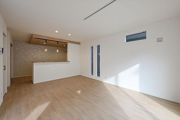 建物は狭山不動産（株）SAN+（サンプラス）高性能ZEH住宅（太陽光設置プラン案）の本体面積28.5〜30坪迄目安、坪単価約61.6万円（税込）で建築可能。