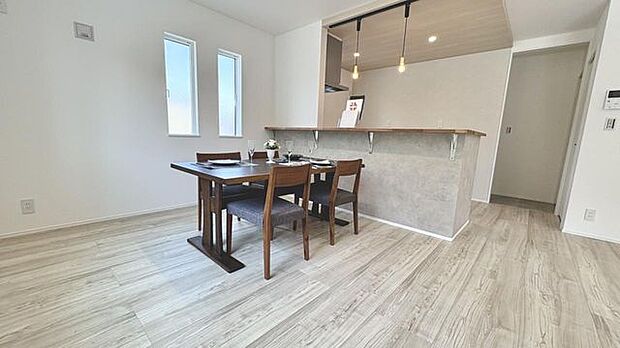 リビングもダイニングも窓に面しているため、明るく開放感があり、キッチンまで光が届きやすいことがメリット