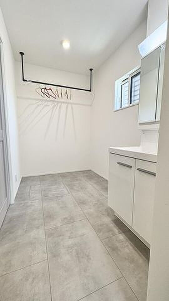 パウダールームに室内物押し設置