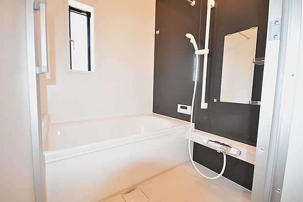 落ち着ける風合いの浴室