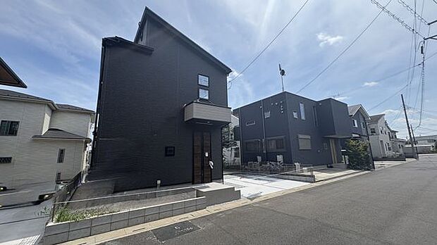 前面道路を含む外観