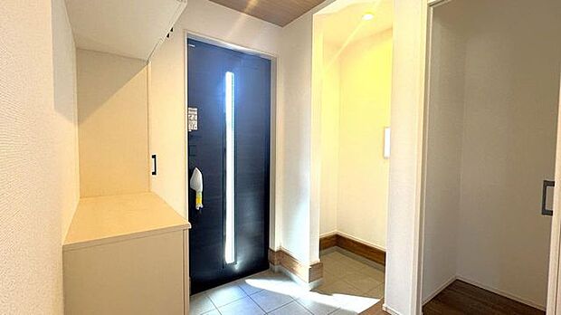 玄関 シューズインクロークあり。帰宅、お出かけの動線良好!!