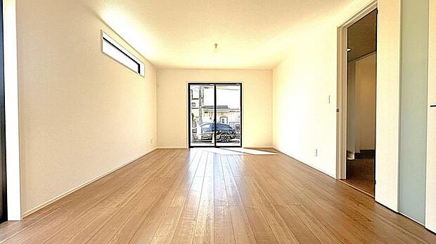 窓が大きく開放的なリビング