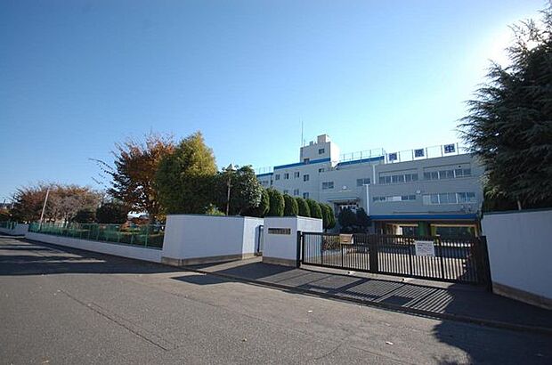 入間市立向原中学校 徒歩11分。 880m