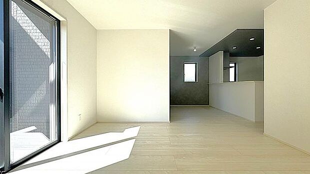 大きな窓から優しい陽光が入るリビング