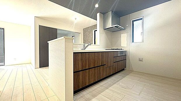 キッチン　パントリー付き！！