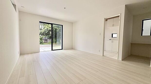 LDK 16帖　おひさまの光がたっぷり差し込む明るいリビングです