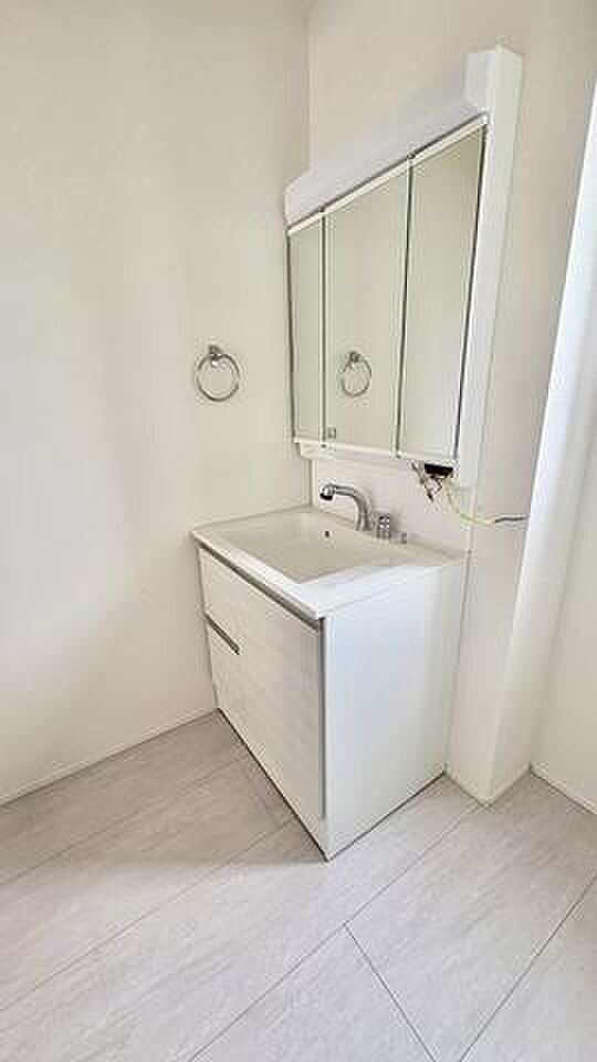 洗面脱衣室　三面鏡で使いやすいです