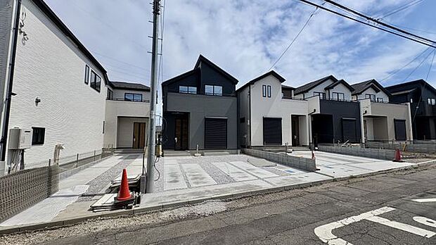 前面道路含む外観写真