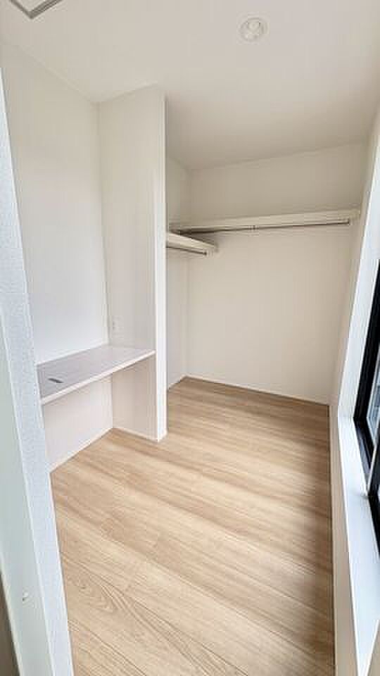 ウォークインクローゼットですが、バルコニーへ出られとても明るく、カウンターも設置されているので